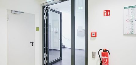 Brandschutztür mmit Glas im Innenbereich